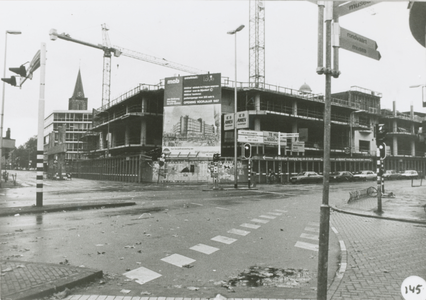 863329 Gezicht op het in aanbouw zijnde kantoor- en winkelcentrum La Vie op de hoek van de St. Jacobsstraat (links) en ...